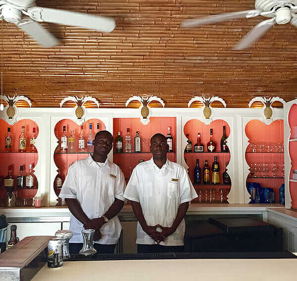 Lyford-Cay-bar